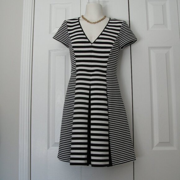 BANANA REPUBLIC - Stripe pleated V neck dress - Picture 2 of 12